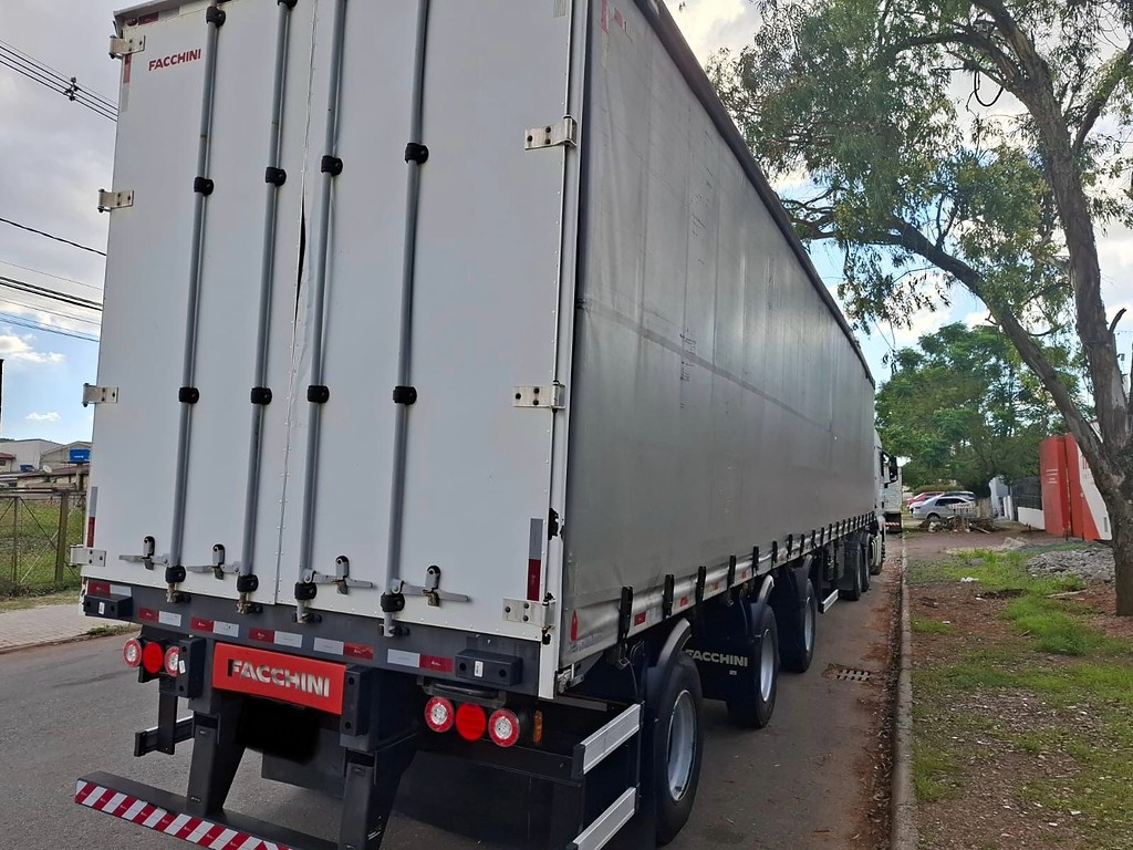 Carreta SEMI-REBOQUE BAU SIDER Facchini ANO 2020 1+1+1 Vanderleia de Geração Caminhões e Carretas no Paraná