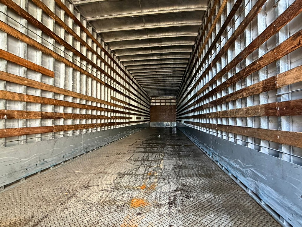 Carreta SEMI-REBOQUE BAU FURGAO Linshalm ANO 2002 1 Eixo de Geração Caminhões e Carretas no Paraná