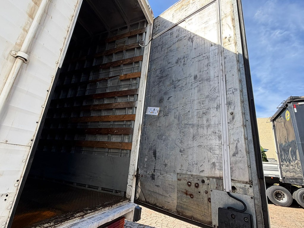 Carreta SEMI-REBOQUE BAU FURGAO Linshalm ANO 2002 1 Eixo de Geração Caminhões e Carretas no Paraná
