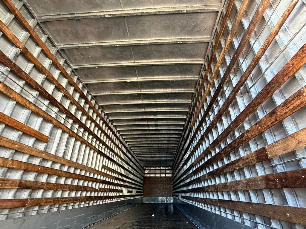 Carreta SEMI-REBOQUE BAU FURGAO Linshalm ANO 2002 1 Eixo de Geração Caminhões e Carretas no Paraná
