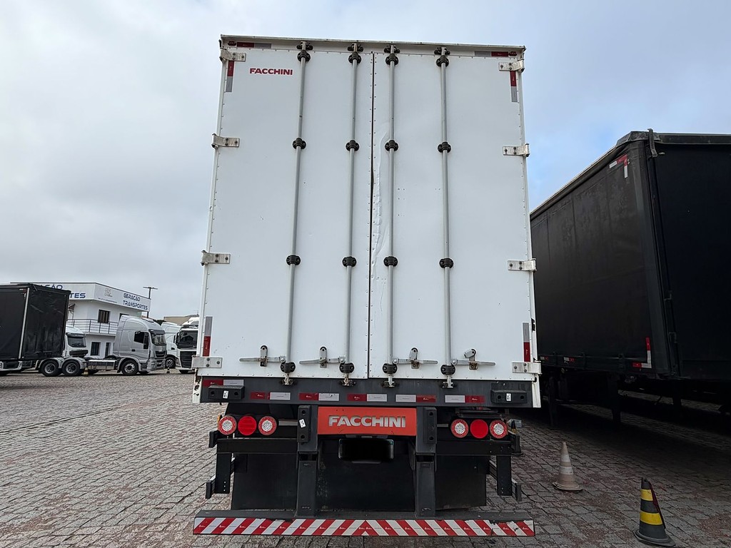 Carreta SEMI-REBOQUE BAU SIDER Facchini ANO 2020 1+1+1 Vanderleia de Geração Caminhões e Carretas no Paraná