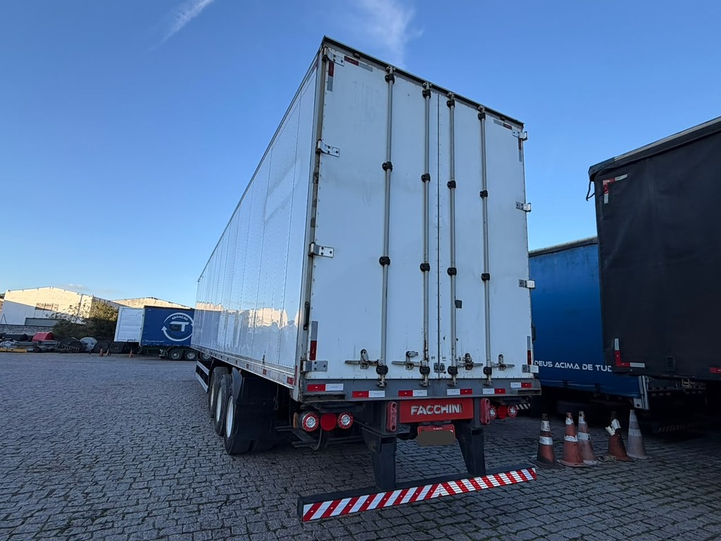 Carreta SEMI-REBOQUE BAU FURGAO facchini ANO 2016 1 Eixo de Geração Caminhões e Carretas no Paraná