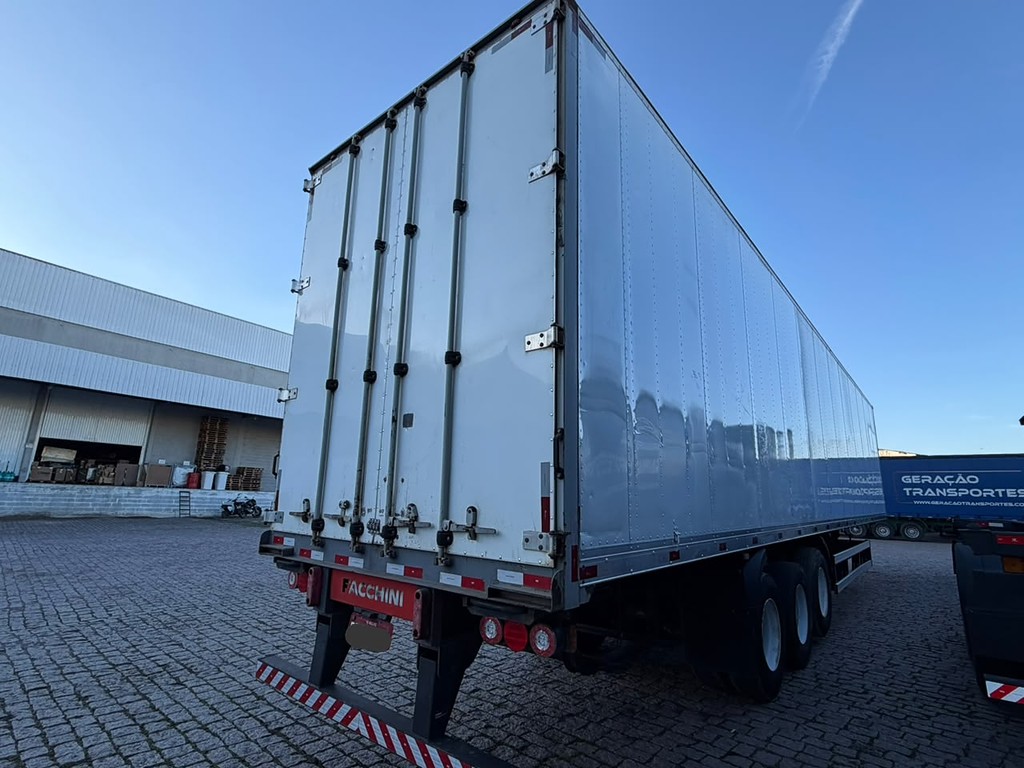 Carreta SEMI-REBOQUE BAU FURGAO facchini ANO 2016 1 Eixo de Geração Caminhões e Carretas no Paraná