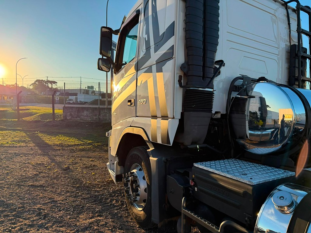 Caminhão VOLVO FH 460 Cavalo Mecânico ANO 2014 de Geração Caminhões e Carretas no Paraná