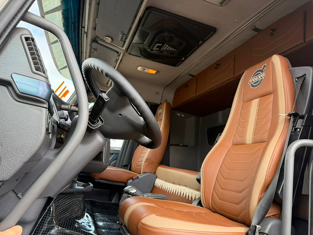 Caminhão VOLVO FH 460 Cavalo Mecânico ANO 2014 de Geração Caminhões e Carretas no Paraná