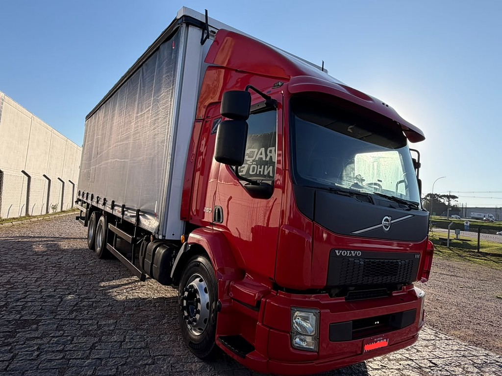 Caminhão VOLVO VM 260 Baú Sider ANO 2011 de Geração Caminhões e Carretas no Paraná