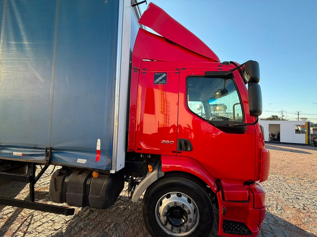 Caminhão VOLVO VM 260 Baú Sider ANO 2011 de Geração Caminhões e Carretas no Paraná