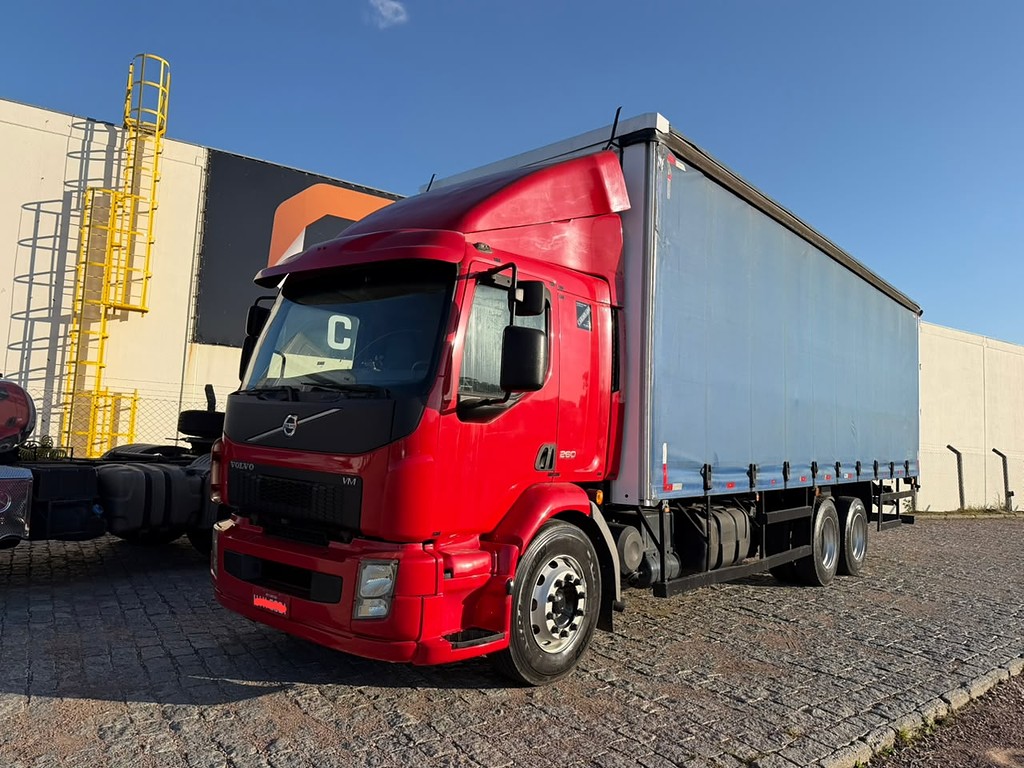 Caminhão VOLVO VM 260 Baú Sider ANO 2011 de Geração Caminhões e Carretas no Paraná