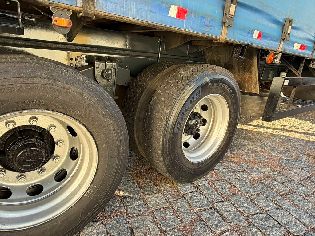 Caminhão VOLVO VM 260 Baú Sider ANO 2011 de Geração Caminhões e Carretas no Paraná