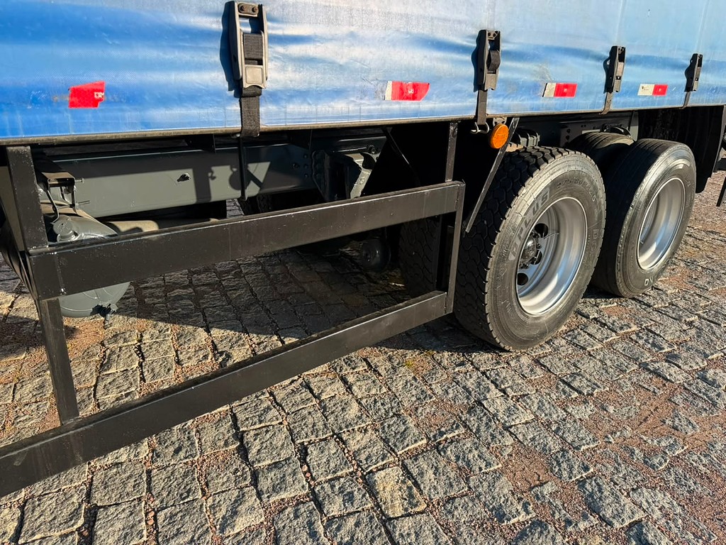 Caminhão VOLVO VM 260 Baú Sider ANO 2011 de Geração Caminhões e Carretas no Paraná