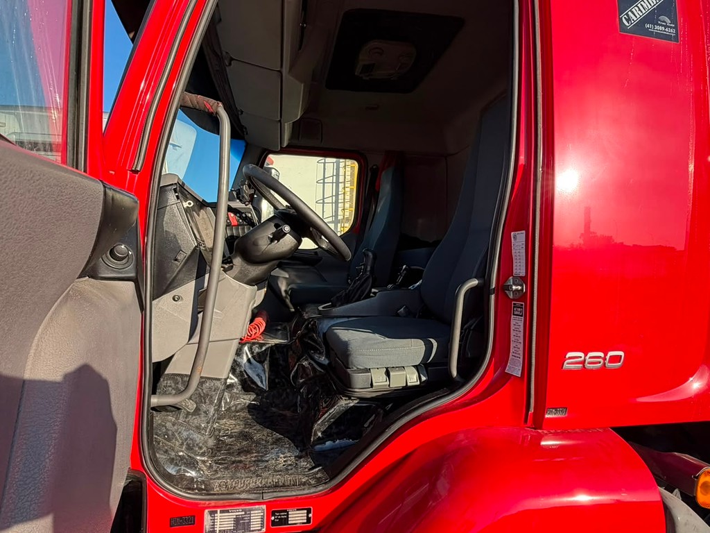 Caminhão VOLVO VM 260 Baú Sider ANO 2011 de Geração Caminhões e Carretas no Paraná