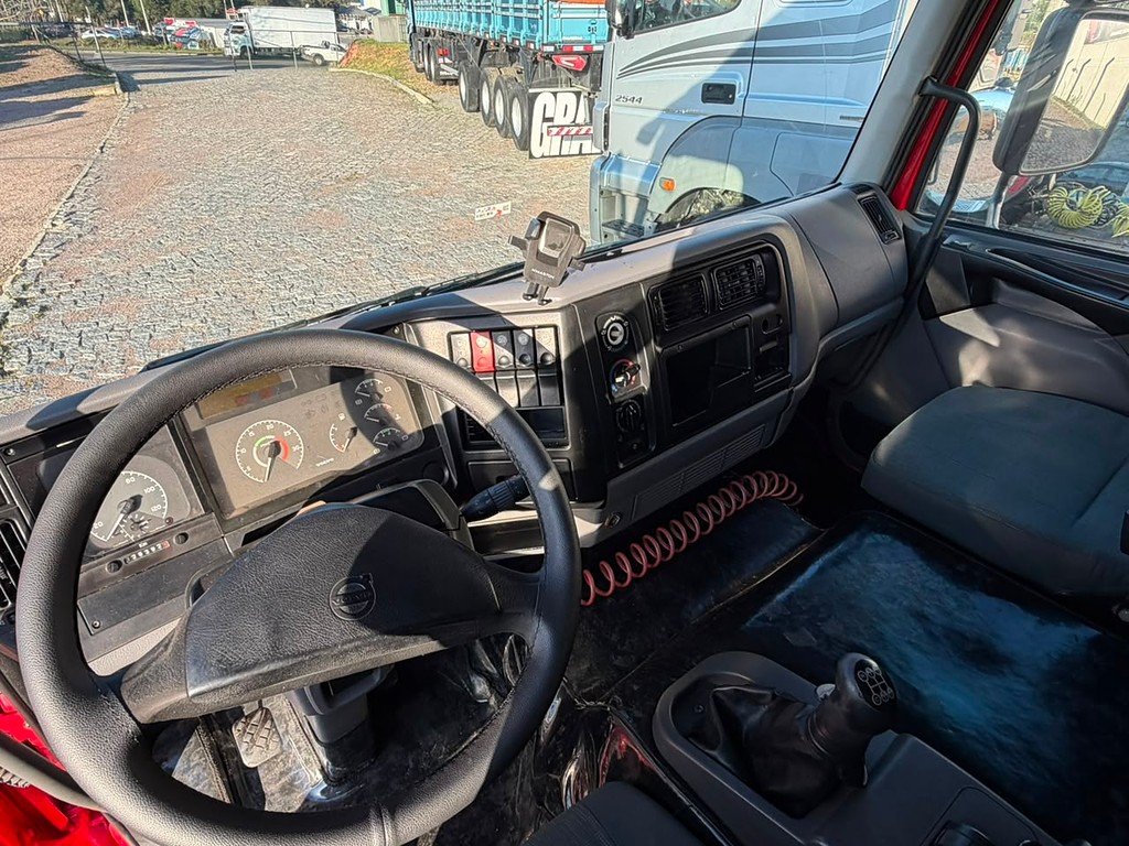 Caminhão VOLVO VM 260 Baú Sider ANO 2011 de Geração Caminhões e Carretas no Paraná