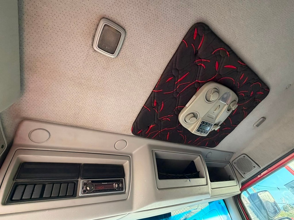 Caminhão VOLVO VM 260 Baú Sider ANO 2011 de Geração Caminhões e Carretas no Paraná
