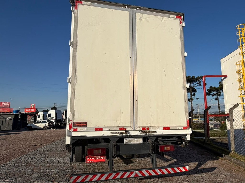 Caminhão VOLVO VM 260 Baú Sider ANO 2011 de Geração Caminhões e Carretas no Paraná