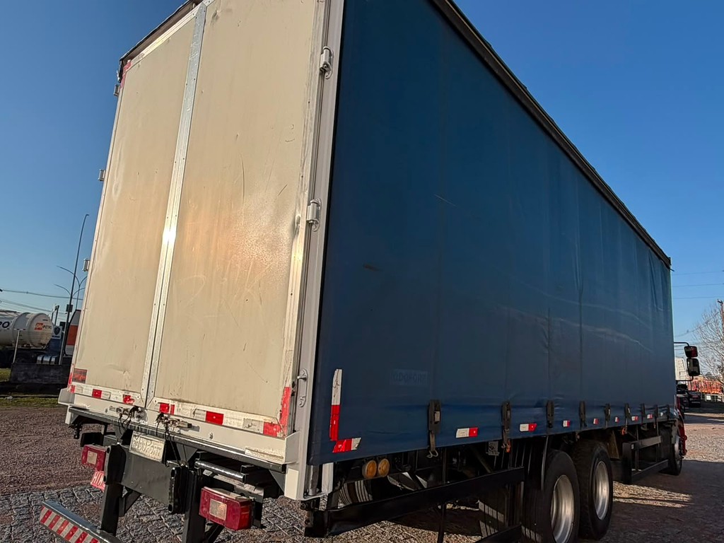 Caminhão VOLVO VM 260 Baú Sider ANO 2011 de Geração Caminhões e Carretas no Paraná