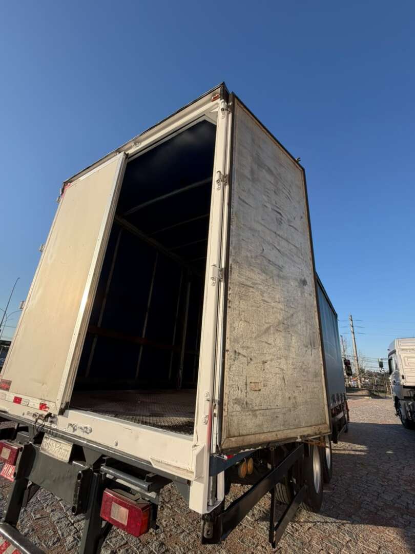Caminhão VOLVO VM 260 Baú Sider ANO 2011 de Geração Caminhões e Carretas no Paraná