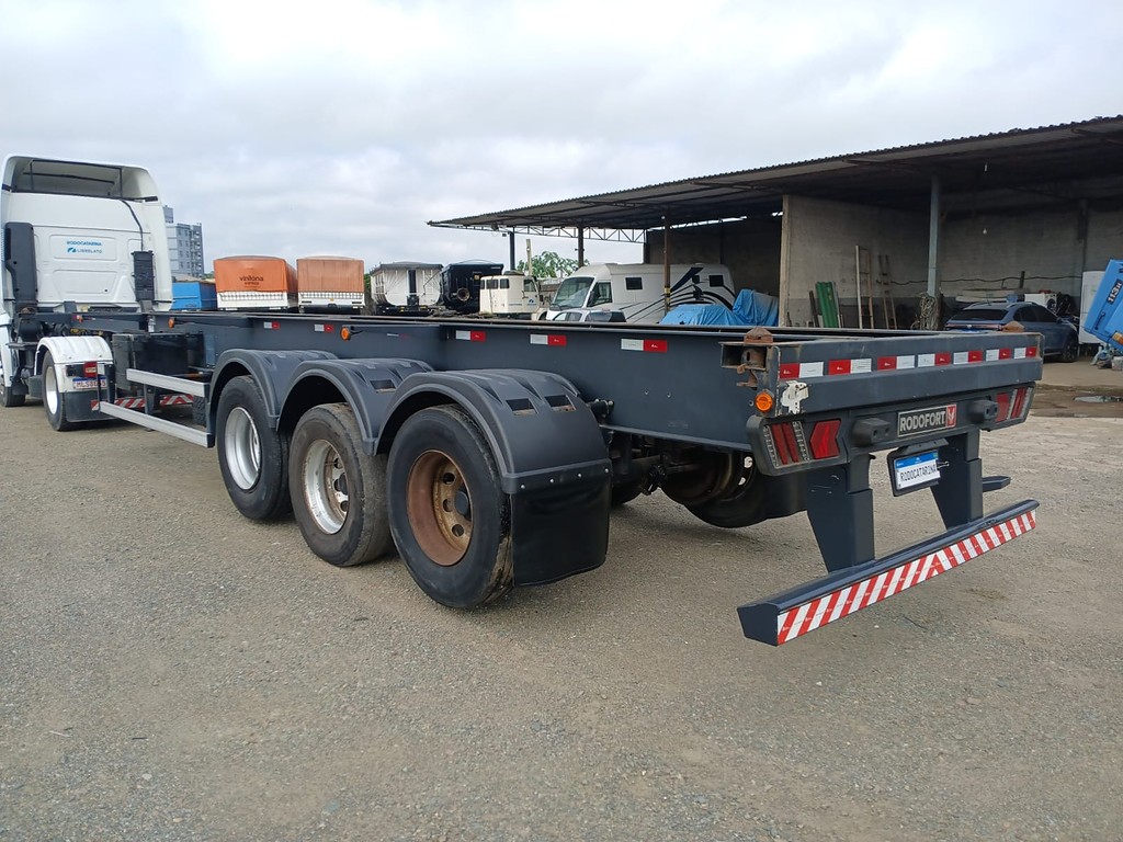 Carreta SEMI-REBOQUE PORTA-CONTAINER Rodofort ANO 2024 3 Eixos de Rodocatarina Implementos LTDA na Santa Catarina