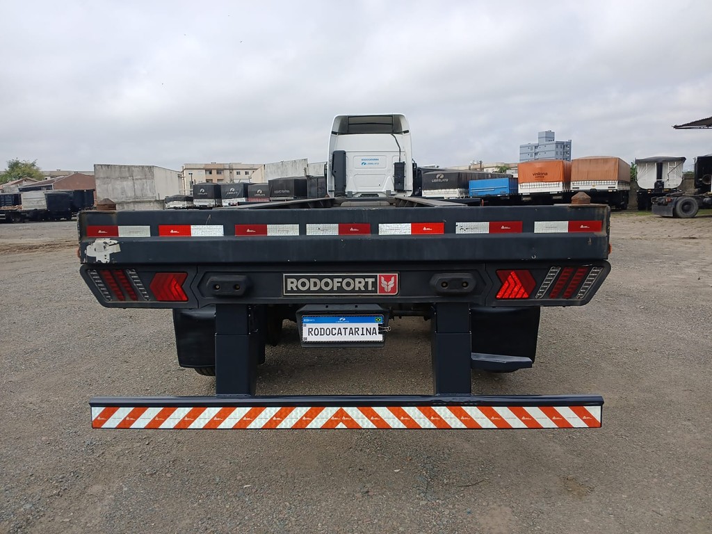 Carreta SEMI-REBOQUE PORTA-CONTAINER Rodofort ANO 2024 3 Eixos de Rodocatarina Implementos LTDA na Santa Catarina