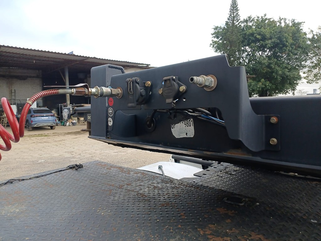 Carreta SEMI-REBOQUE PORTA-CONTAINER Rodofort ANO 2024 3 Eixos de Rodocatarina Implementos LTDA na Santa Catarina