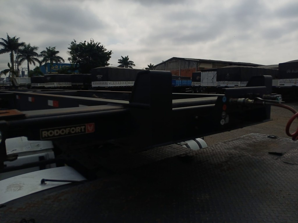 Carreta SEMI-REBOQUE PORTA-CONTAINER Rodofort ANO 2024 3 Eixos de Rodocatarina Implementos LTDA na Santa Catarina