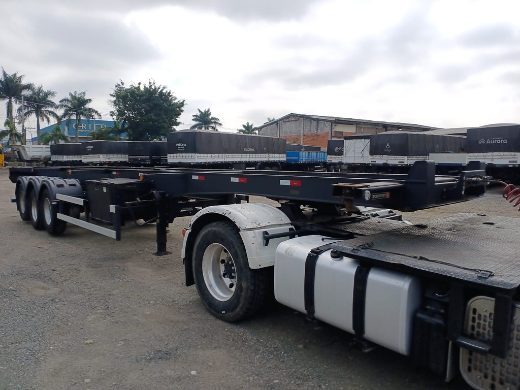 Carreta SEMI-REBOQUE PORTA-CONTAINER Rodofort ANO 2024 3 Eixos de Rodocatarina Implementos LTDA na Santa Catarina