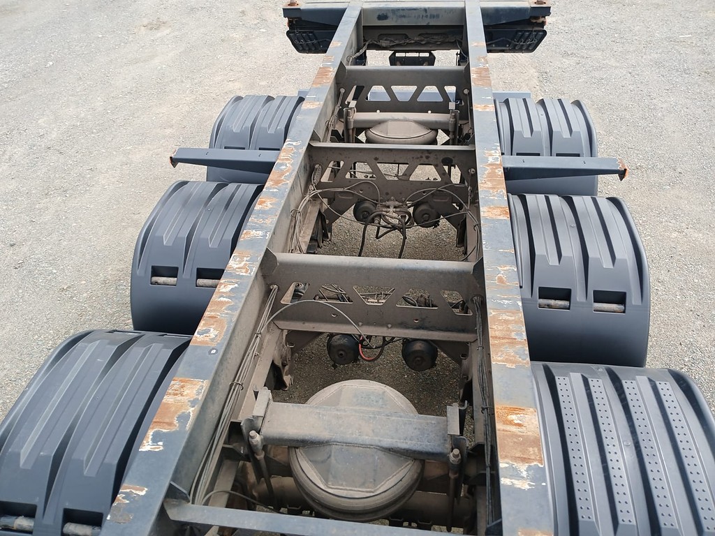 Carreta SEMI-REBOQUE PORTA-CONTAINER Rodofort ANO 2024 3 Eixos de Rodocatarina Implementos LTDA na Santa Catarina