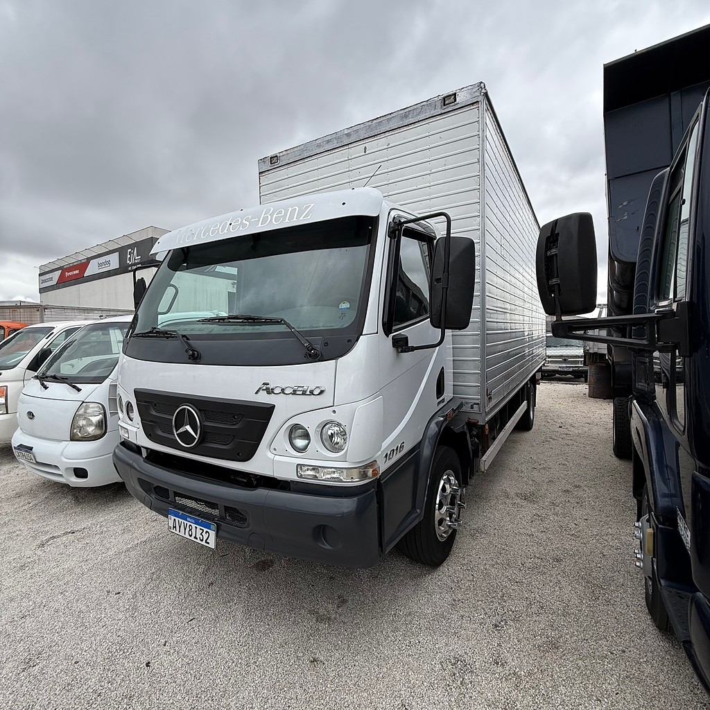Caminhão MERCEDES BENZ MB 1016 Baú Furgão ANO 2014 de Sizanoski Caminhões no Paraná
