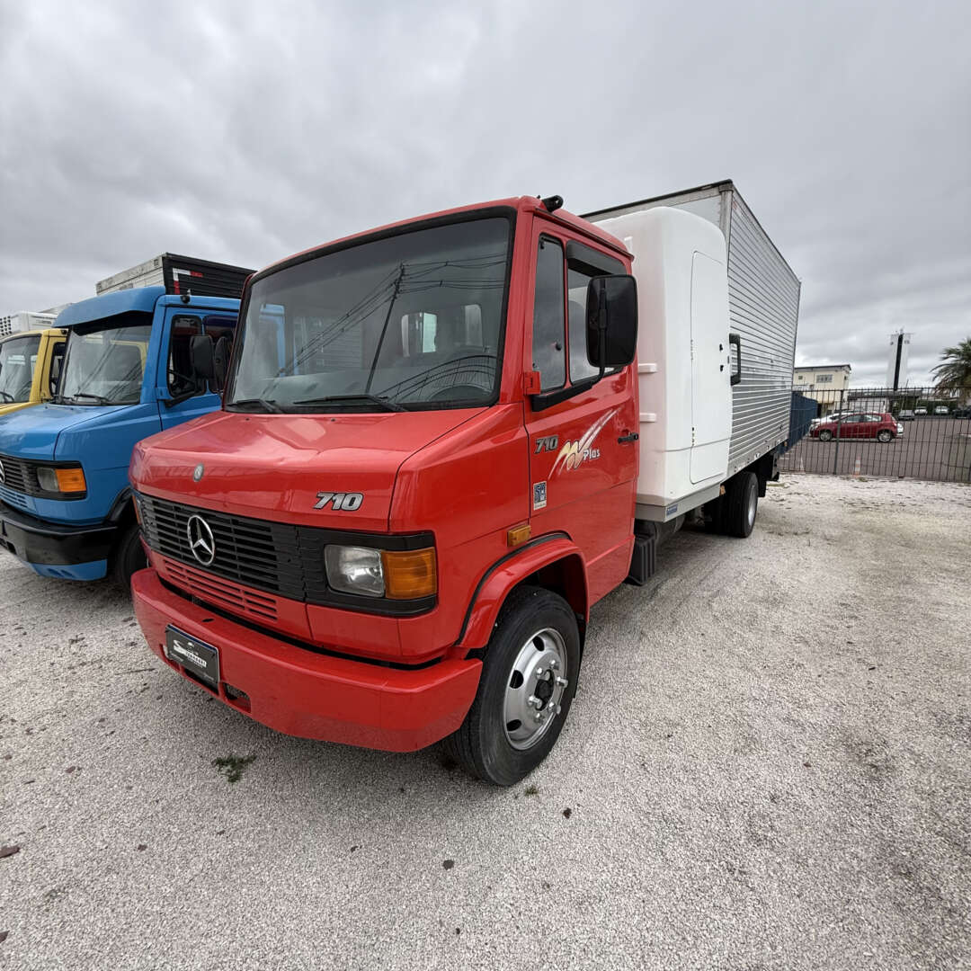 Caminhão MERCEDES BENZ MB 710 Baú + cabine suplementar ANO 2005 de Sizanoski Caminhões no Paraná