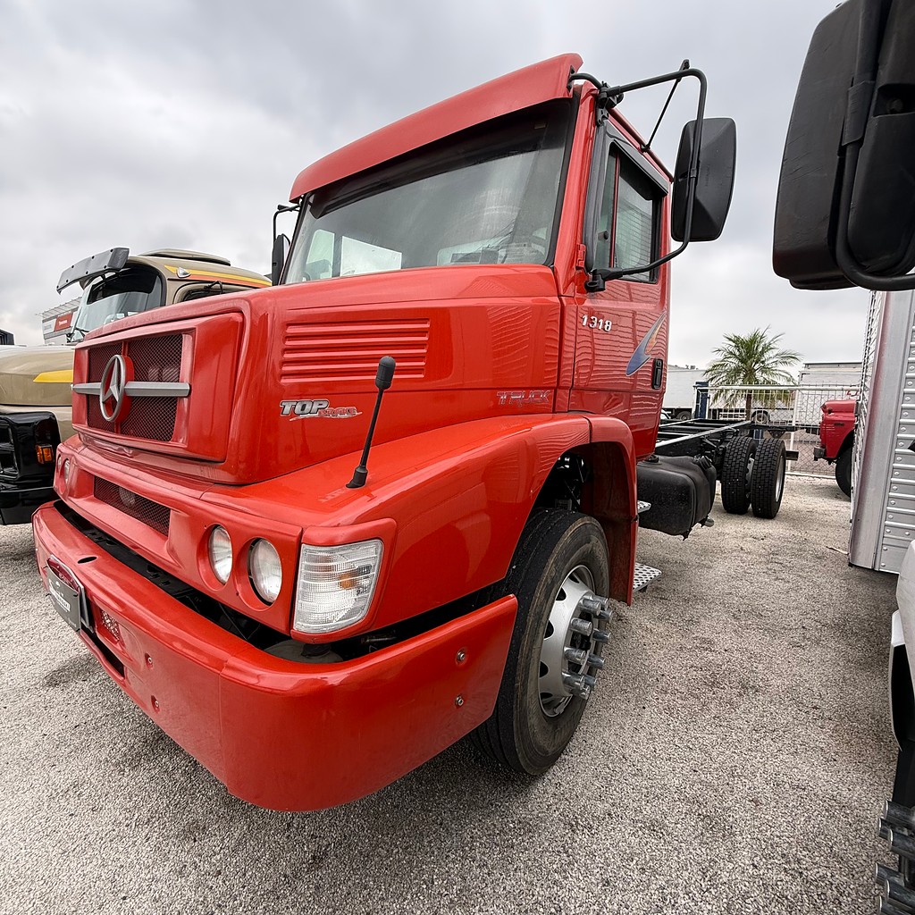 Caminhão MERCEDES BENZ MB 1318 Chassis ANO 2006 de Sizanoski Caminhões no Paraná