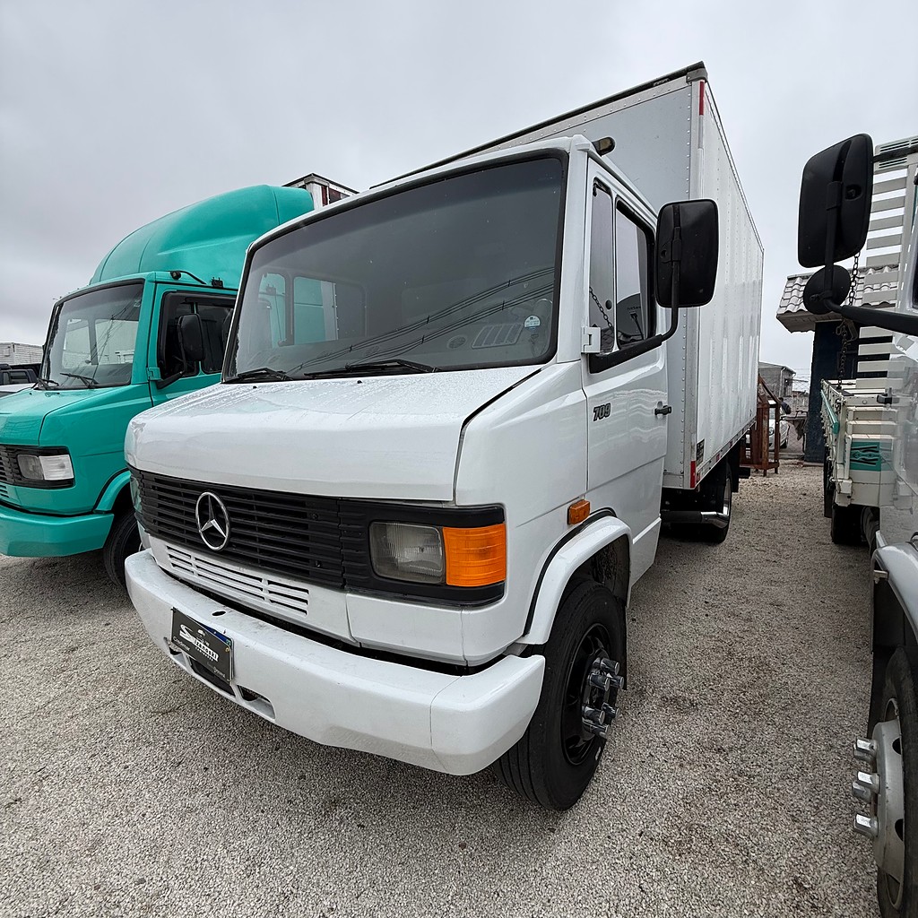 Caminhão MERCEDES BENZ MB 709 Baú Furgão ANO 1994 de Sizanoski Caminhões no Paraná