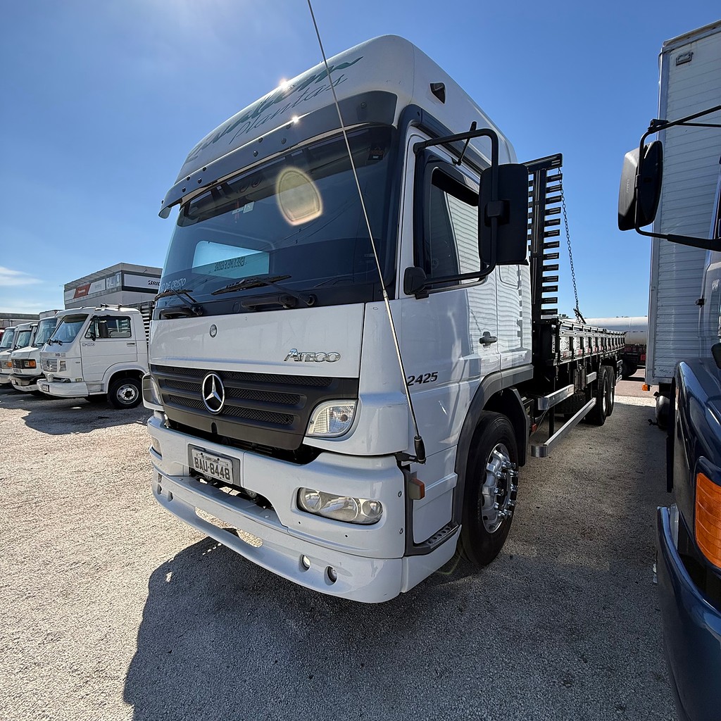 Caminhão MERCEDES BENZ MB 2425 Carroceria ANO 2011