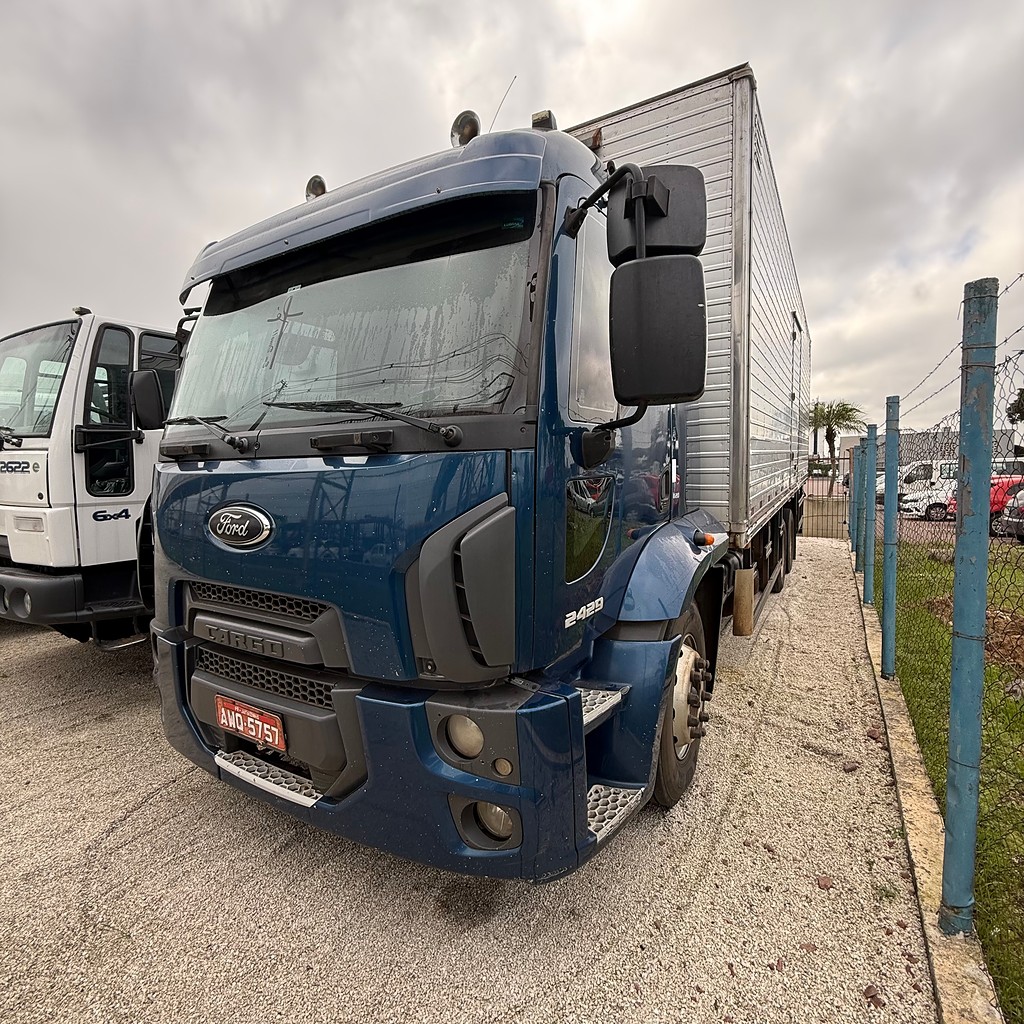 Caminhão FORD CARGO 2429 Baú Furgão ANO 2015 de Sizanoski Caminhões no Paraná