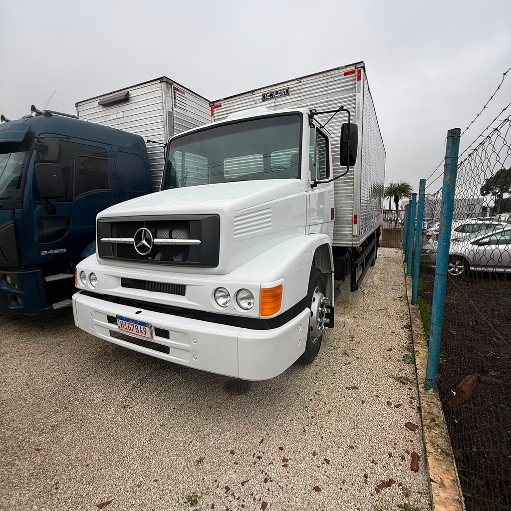 Caminhão MERCEDES BENZ MB 1318 Baú Furgão ANO 2010 de Sizanoski Caminhões no Paraná