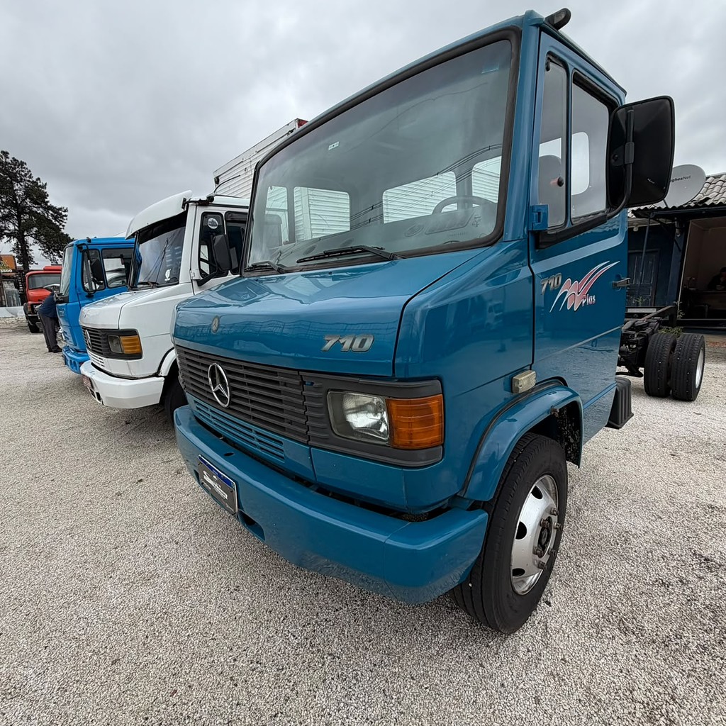 Caminhão MERCEDES BENZ MB 710 Chassis ANO 2008 de Sizanoski Caminhões no Paraná