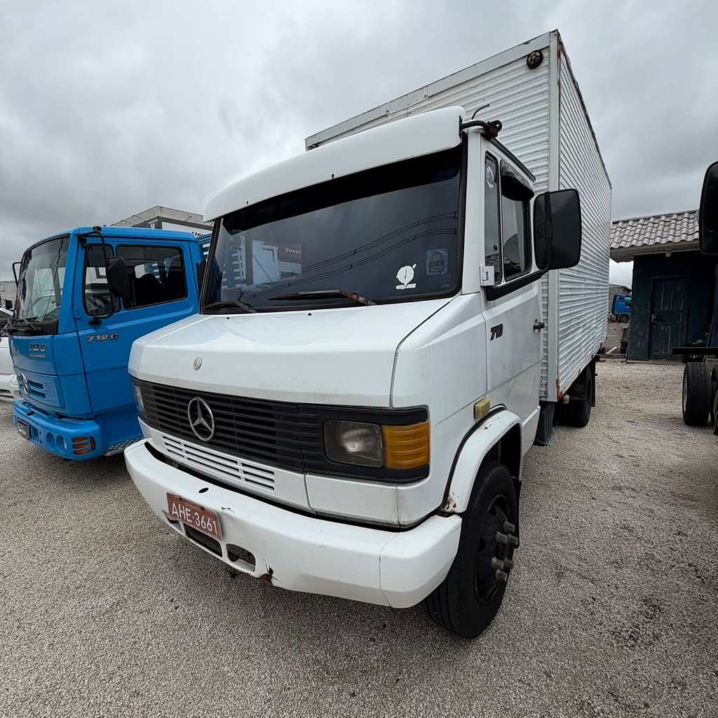 Caminhão MERCEDES BENZ MB 710 Baú Furgão ANO 1997 de Sizanoski Caminhões no Paraná