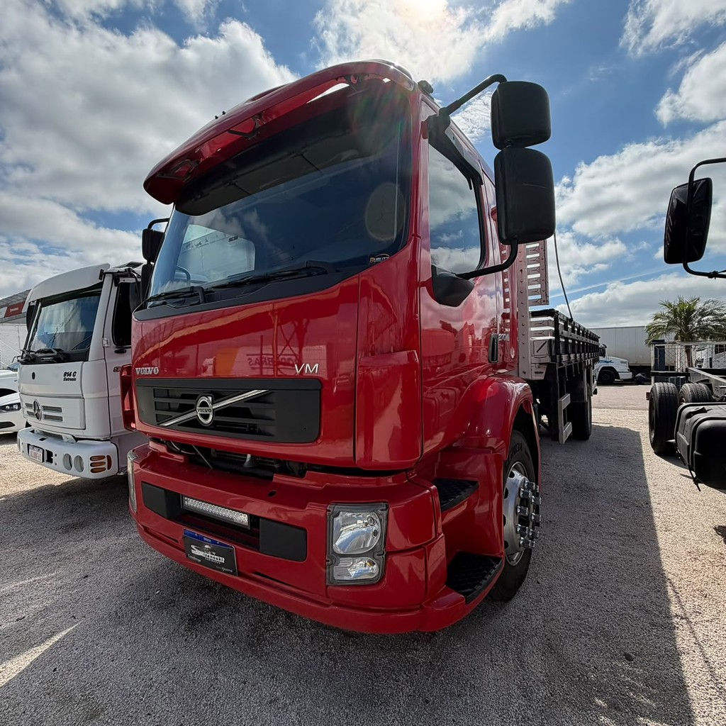 Caminhão VOLVO VM 270 Carroceria ANO 2013