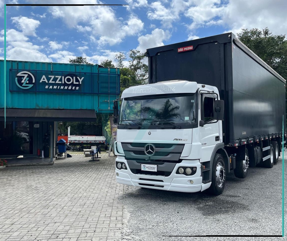 Caminhão MERCEDES BENZ MB 3030 Baú Sider ANO 2018 de Azzioly Caminhões em São Paulo