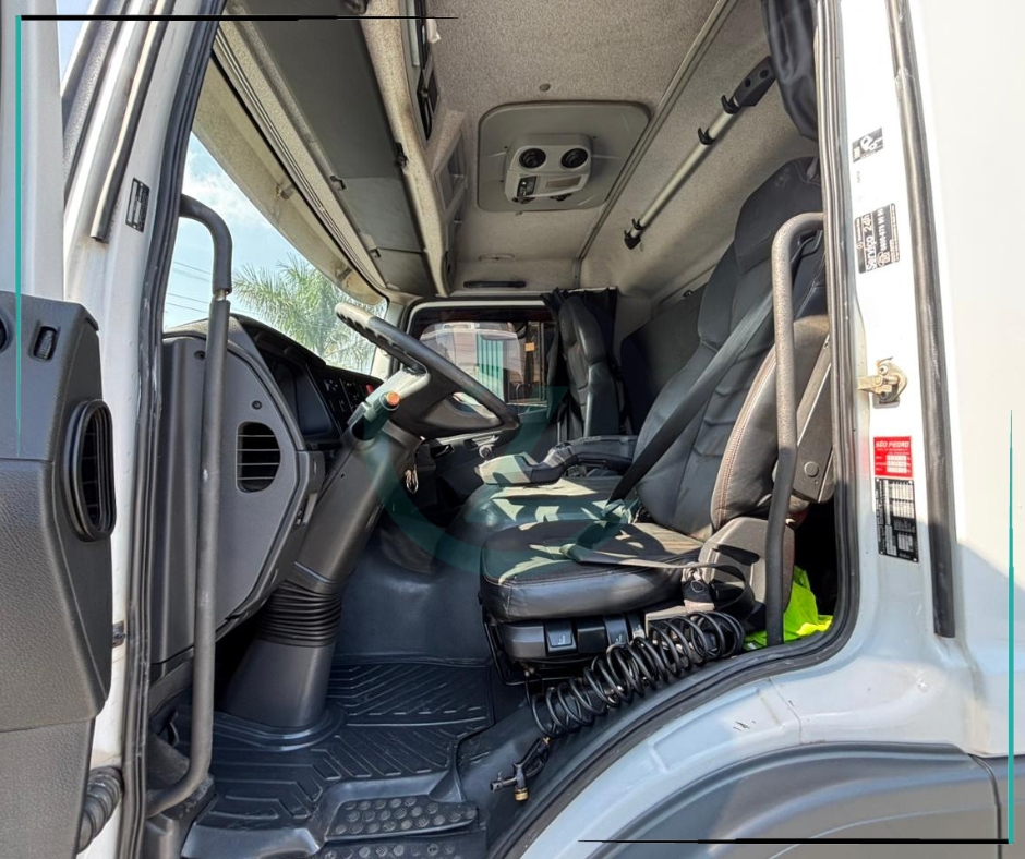 Caminhão MERCEDES BENZ MB 3030 Baú Sider ANO 2018 de Azzioly Caminhões em São Paulo