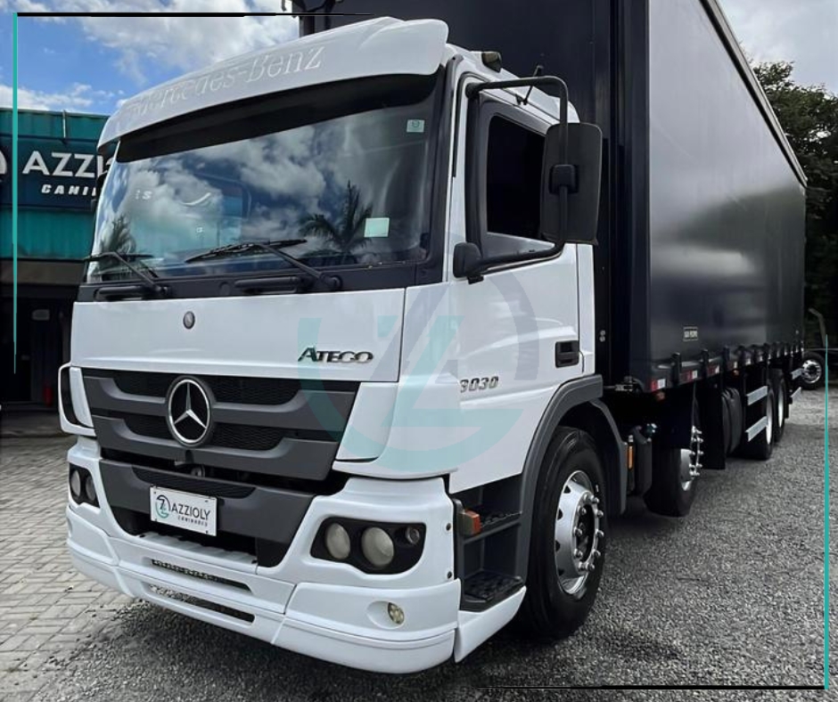Caminhão MERCEDES BENZ MB 3030 Baú Sider ANO 2018 de Azzioly Caminhões em São Paulo