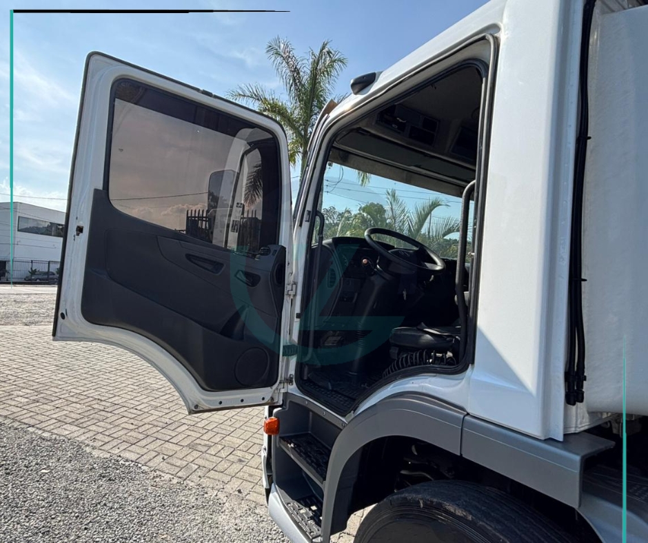 Caminhão MERCEDES BENZ MB 3030 Baú Sider ANO 2018 de Azzioly Caminhões em São Paulo