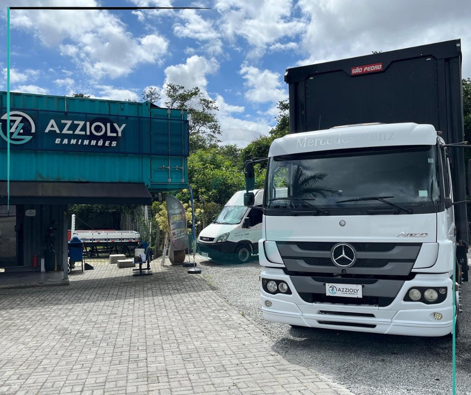 Caminhão MERCEDES BENZ MB 3030 Baú Sider ANO 2018 de Azzioly Caminhões em São Paulo