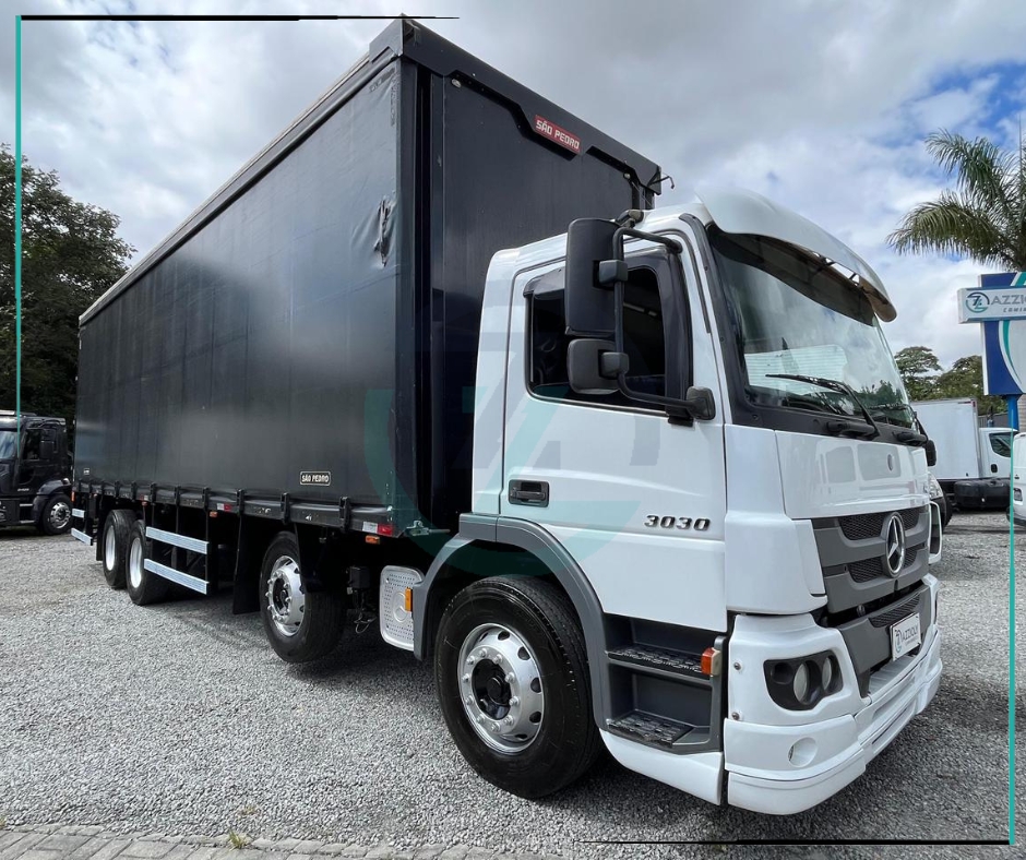 Caminhão MERCEDES BENZ MB 3030 Baú Sider ANO 2018 de Azzioly Caminhões em São Paulo