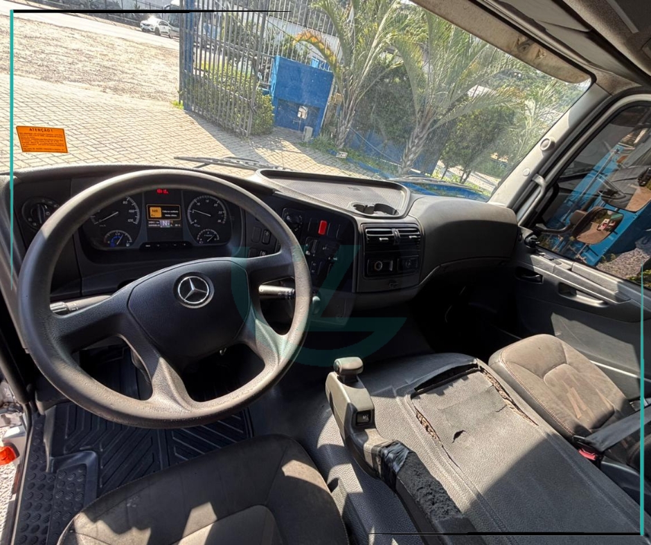 Caminhão MERCEDES BENZ MB 3030 Baú Sider ANO 2018 de Azzioly Caminhões em São Paulo