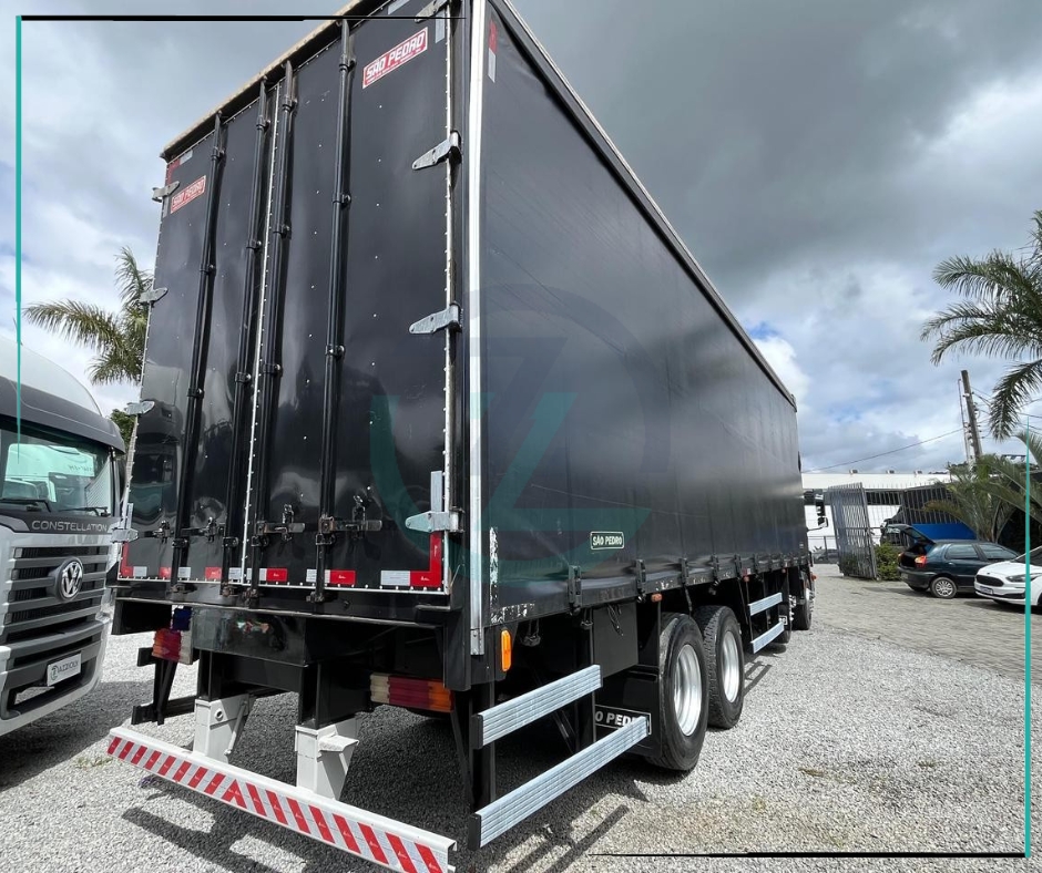 Caminhão MERCEDES BENZ MB 3030 Baú Sider ANO 2018 de Azzioly Caminhões em São Paulo