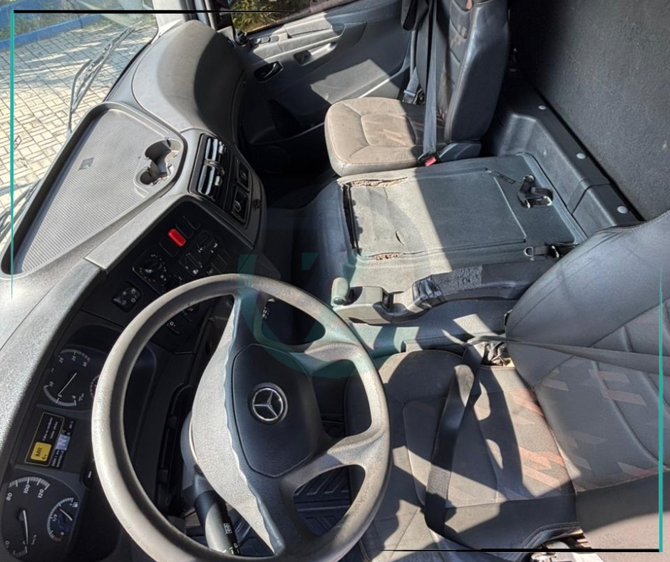 Caminhão MERCEDES BENZ MB 3030 Baú Sider ANO 2018 de Azzioly Caminhões em São Paulo