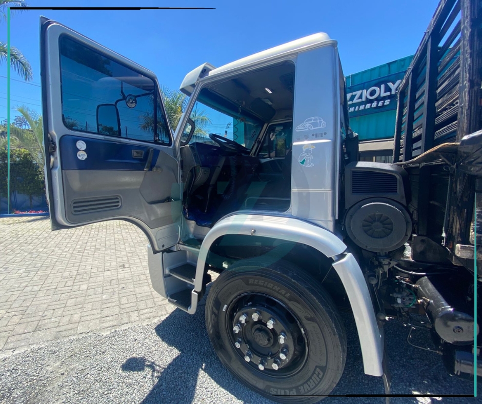 Caminhão VOLKSWAGEN VW 24220 Grade Baixa ANO 2008 de Azzioly Caminhões em São Paulo