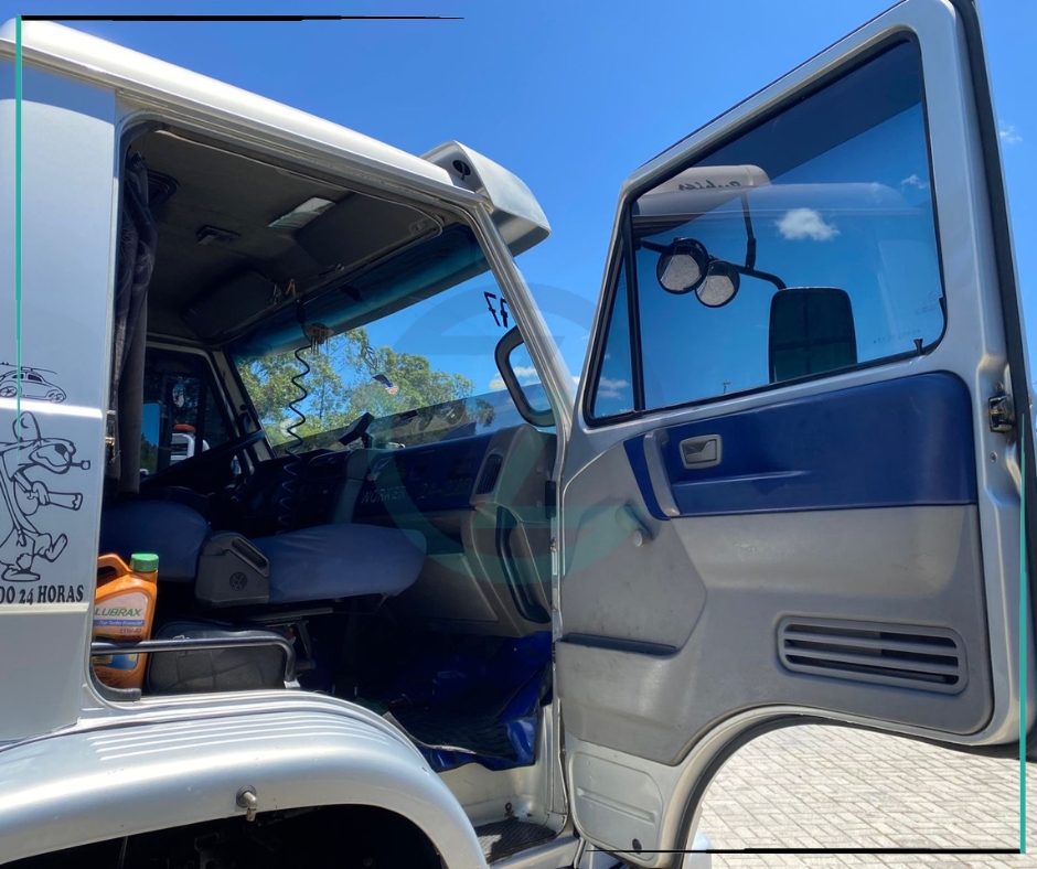 Caminhão VOLKSWAGEN VW 24220 Grade Baixa ANO 2008 de Azzioly Caminhões em São Paulo