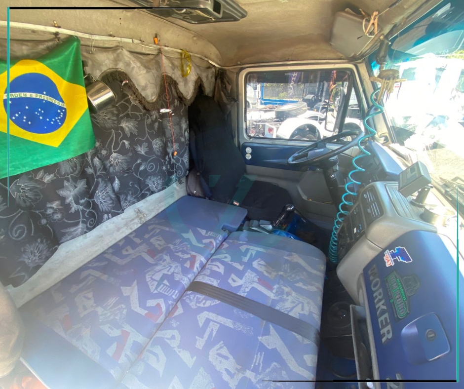 Caminhão VOLKSWAGEN VW 24220 Grade Baixa ANO 2008 de Azzioly Caminhões em São Paulo