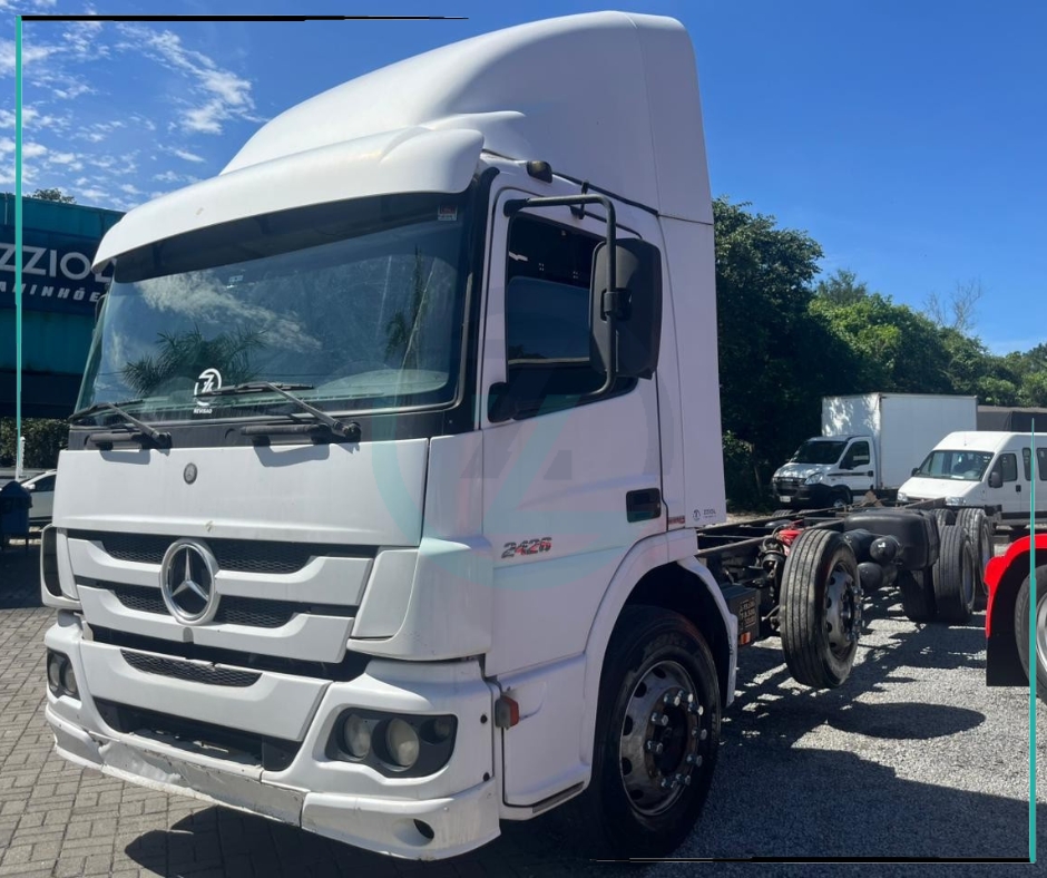 Caminhão MERCEDES BENZ MB 2426 Baú Furgão ANO 2012 de Azzioly Caminhões em São Paulo
