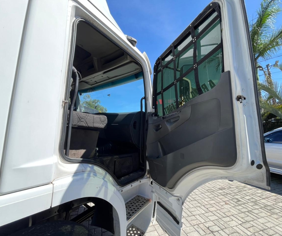 Caminhão MERCEDES BENZ MB 2426 Baú Furgão ANO 2012 de Azzioly Caminhões em São Paulo